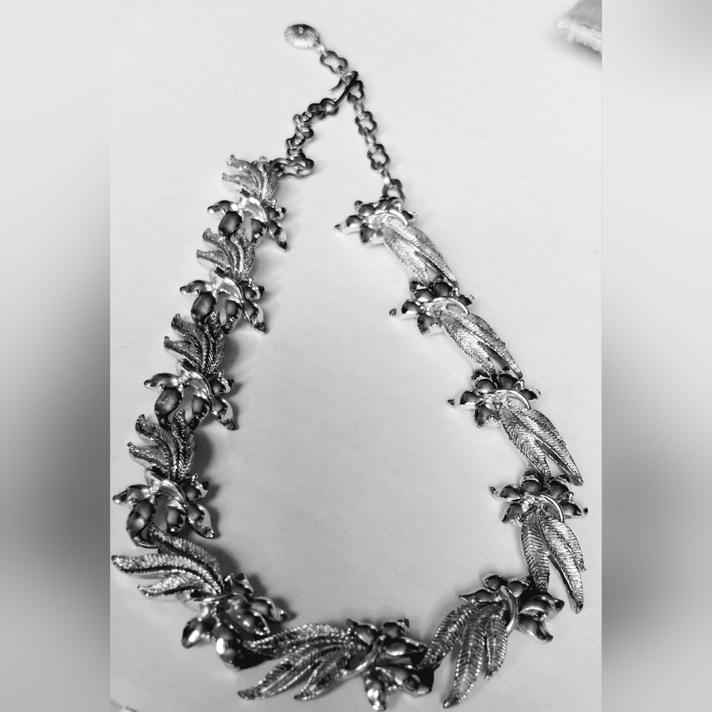 Vintage 1960's 14" Silvertone Leaf Pattern Choker (Unbranded)